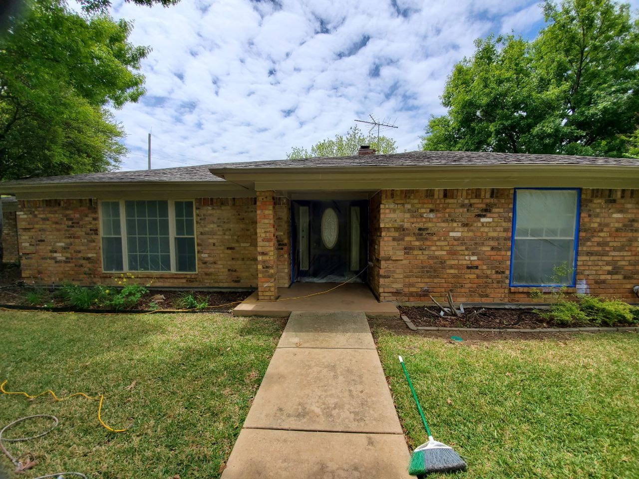 Single-story brick ranch home before exterior painting